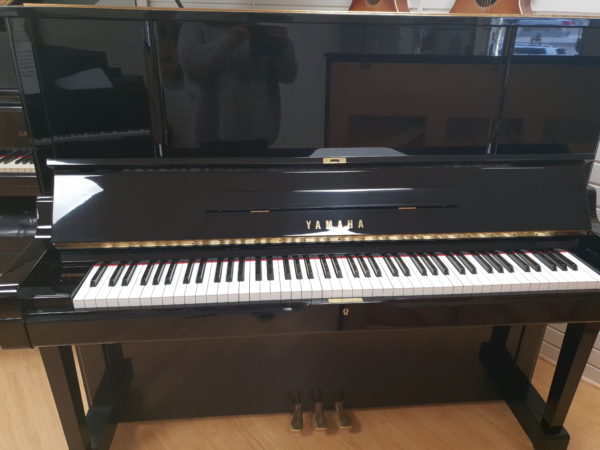 YAMAHA YUX Noir Brillant